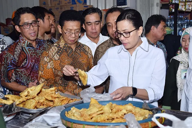FOTO B SRI MULYANI MENKUI DI PASAR (1)