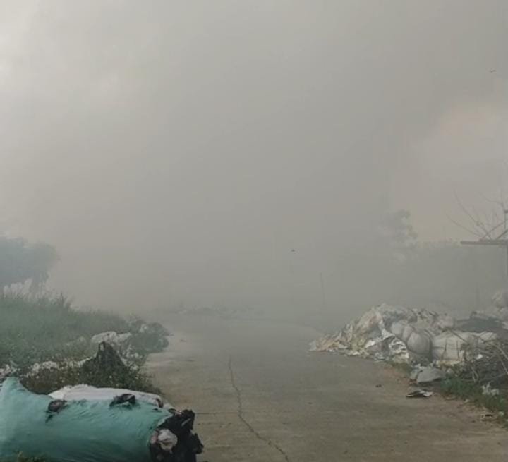 Kabut asap menebal di area TPA Jatiwaringin, Kamis (4/9) 2025. (Foto/tangkapan layar)
