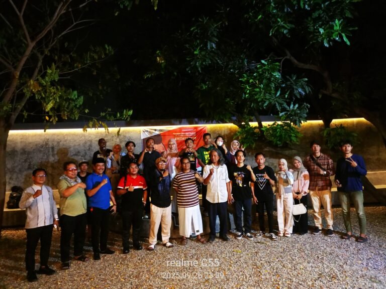 Sesi foto bersama dengan peserta diskusi