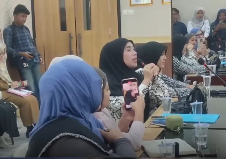 Wali murid Al Izzah sedang menyampaikan keluh-kesahnya terhadap MBG