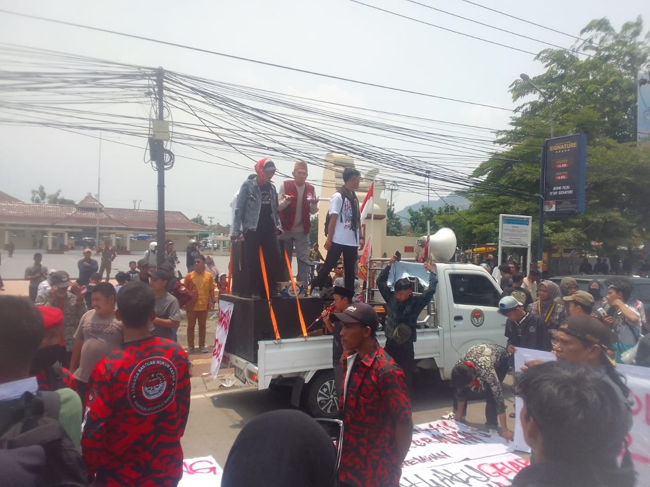 Warga dan Mahasiswa Geruduk Tolak Truk ODOL