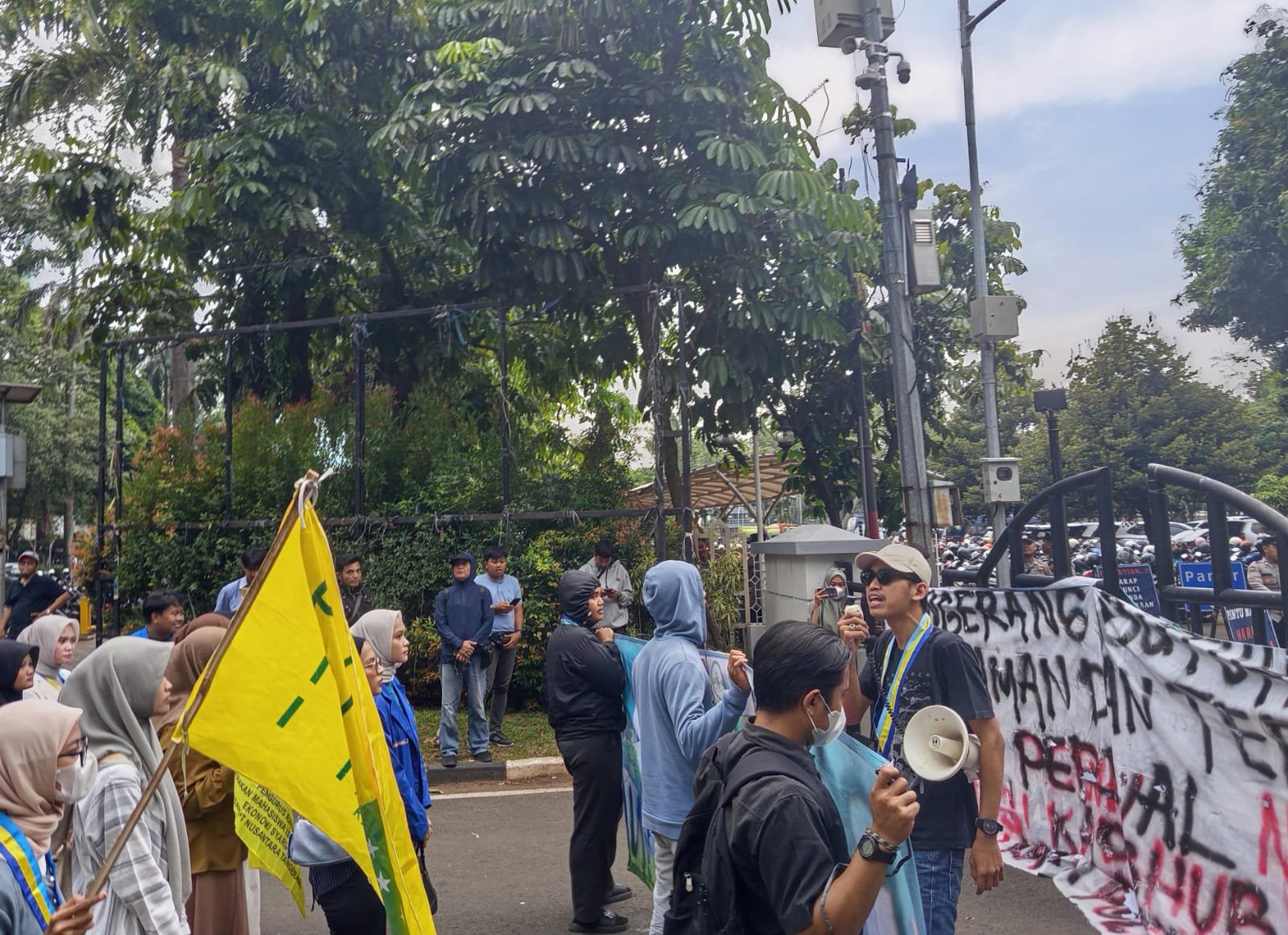 Mahasiswa Melakukan Aksi Pasca Insiden Kecelakaan di depan kantor Pemkot Tangerang