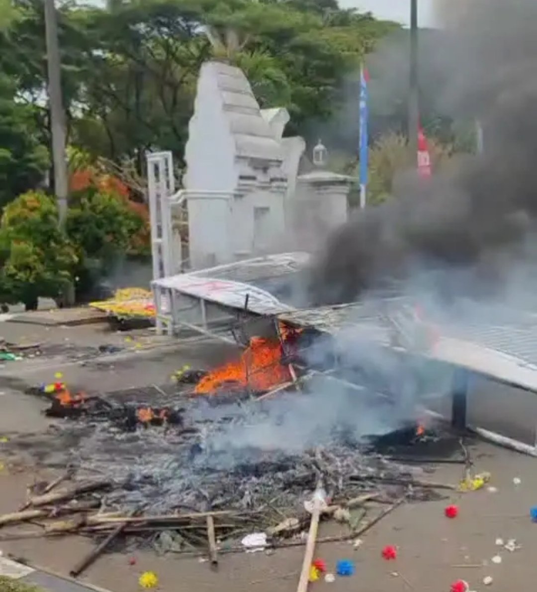 Gerbang Pendopo Kabupaten Serang di Geruduk Masa Aksi dan di Bakar