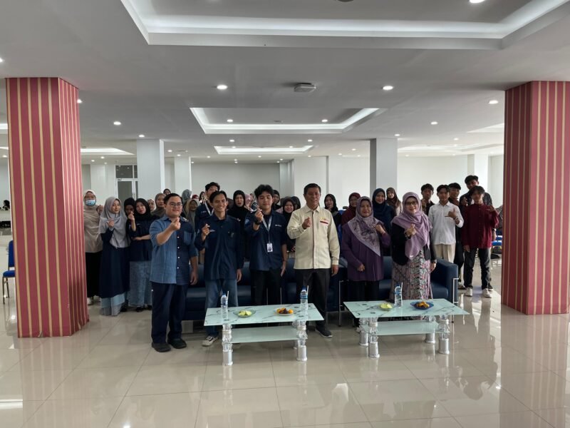 Foto Bersama Para Mahasiswa Penerima Beasiswa KIP-K Dari Berbagai Angkatan