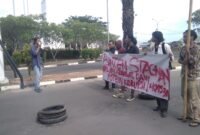 Komunitas Soedirman 30 yang tergabung dalam gerakan Kawan Bento menggelar aksi demonstrasi di depan Kantor Gubernur Banten