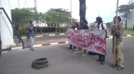 Komunitas Soedirman 30 yang tergabung dalam gerakan Kawan Bento menggelar aksi demonstrasi di depan Kantor Gubernur Banten