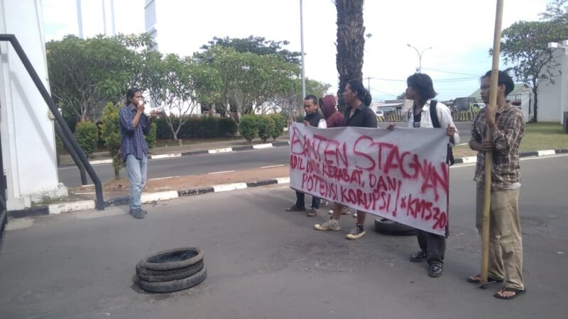 Komunitas Soedirman 30 yang tergabung dalam gerakan Kawan Bento menggelar aksi demonstrasi di depan Kantor Gubernur Banten