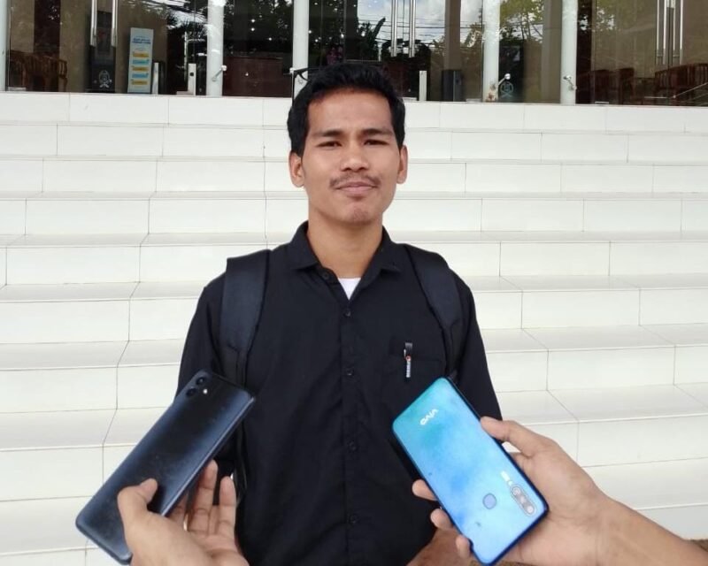 Hasan Rusbal saat di wawancarai mengecam tindakan DPRD Tangsel yang mencoreng etika kelembagaan dan sangat tidak profesional dalam memberikan pelayanan publik