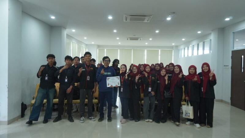 Foto Bersama Himpunan Mahasiswa Program Studi Hukum Ekonomi Syariah (HES) Fakultas Syariah UIN Sultan Maulana Hasanuddin Banten menggelar HES Festival 2025