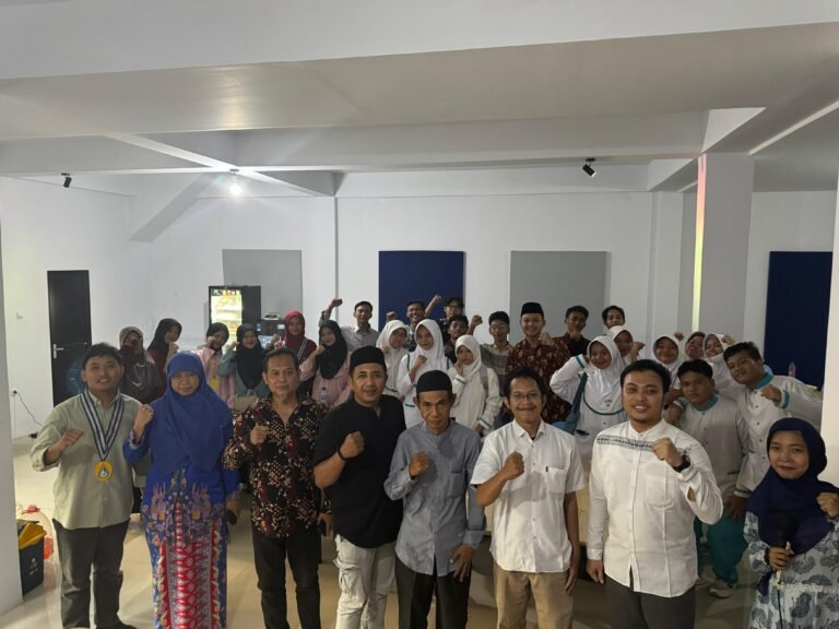 Foto Bersama Pelajar Islam Indonesia (PII) Jakarta menyelenggarakan kegiatan bertajuk Dialog Interaktif Entrepreneurship: Dari Pelajar Menuju Pengusaha Muda