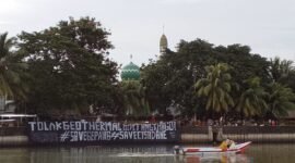 Komite Suara Sipil membentangkan spanduk penolakan terhadap proyek panas bumi (geothermal), PUSAT BERITA