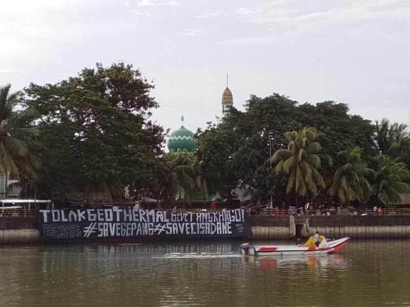 Komite Suara Sipil membentangkan spanduk penolakan terhadap proyek panas bumi (geothermal), PUSAT BERITA