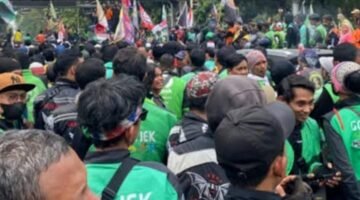 Ribuan pengemudi ojek online (ojol), kurir barang, dan pengemudi transportasi daring
