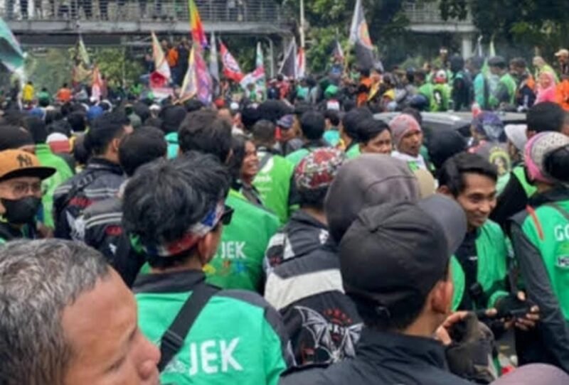 Ribuan pengemudi ojek online (ojol), kurir barang, dan pengemudi transportasi daring