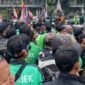 Ribuan pengemudi ojek online (ojol), kurir barang, dan pengemudi transportasi daring