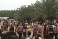 warga dari 19 desa di Kecamatan Cot Girek dan Pirak Timu yang menuntut penyelesaian sengketa agraria