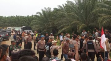 warga dari 19 desa di Kecamatan Cot Girek dan Pirak Timu yang menuntut penyelesaian sengketa agraria