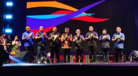 Ajang kreativitas pemuda nasional Kreativesia 2025 resmi dibuka pada Kamis (16/10) di halaman DPRD Provinsi Sumatera Selatan, Palembang. Acara pembukaan berlangsung meriah dengan semangat kebersamaan, menampilkan Band The Lantis serta tari dan budaya khas Palembang yang memukau ratusan peserta dan tamu undangan.(foto:Egan/deputi1)