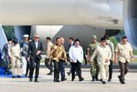 Menteri Pemuda dan Olahraga Republik Indonesia (Menpora RI) Erick Thohir menyambut kedatangan Presiden Prabowo Subianto di Pangkalan TNI AU Halim Perdanakusuma, Jakarta, Selasa (14/10). Kepala Negara tiba di Tanah Air setelah menghadiri Konferensi Tingkat Tinggi (KTT) Perdamaian Gaza di Mesir.(foto:andre/kemenpora.go.id)