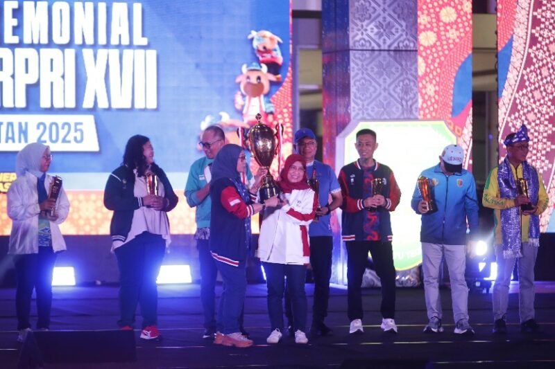 Kementerian Pemuda dan Olahraga Republik Indonesia (Kemenpora RI) menuntaskan misinya dengan sukses mencapai target sebagai juara umum pada ajang Pekan Olahraga Nasional (Pornas) XVII Korps Pegawai Republik Indonesia (Korpri) Tahun 2025. Ajang dua tahunan ini resmi ditutup di Plaza Jakabaring Sport City (JSC), Palembang, Sumatera Selatan, Sabtu malam (11/10).(foto:raiky/kemenpora.go.id)