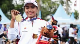 Triyaningsih, atlet Kementerian Pemuda dan Olahraga (Kemenpora) yang turun di kategori usia di bawah 45 tahun, kembali berhasil meraih medali emas pada nomor lari 5 kilometer (5K) di ajang Pekan Olahraga Nasional (Pornas) Korpri XVII Tahun 2025, yang digelar di Palembang, Sumatera Selatan, Sabtu (11/10).(foto:raiky/kemenpora.go.id)