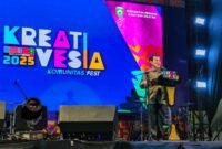 Kementerian Pemuda dan Olahraga Republik Indonesia (Kemenpora RI) melalui Deputi Bidang Pelayanan Pemuda secara resmi menutup gelaran Kreativesia 2025 di Lapangan DPRD Provinsi Sumatera Selatan, Sabtu malam (18/10). Ajang ini menjadi ruang bagi generasi muda dari berbagai daerah untuk menampilkan ide, karya, dan inovasi dalam sektor industri kreatif.(foto:egan/kemenpora.go.id)