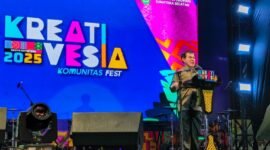 Kementerian Pemuda dan Olahraga Republik Indonesia (Kemenpora RI) melalui Deputi Bidang Pelayanan Pemuda secara resmi menutup gelaran Kreativesia 2025 di Lapangan DPRD Provinsi Sumatera Selatan, Sabtu malam (18/10). Ajang ini menjadi ruang bagi generasi muda dari berbagai daerah untuk menampilkan ide, karya, dan inovasi dalam sektor industri kreatif.(foto:egan/kemenpora.go.id)