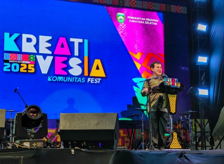 Kementerian Pemuda dan Olahraga Republik Indonesia (Kemenpora RI) melalui Deputi Bidang Pelayanan Pemuda secara resmi menutup gelaran Kreativesia 2025 di Lapangan DPRD Provinsi Sumatera Selatan, Sabtu malam (18/10). Ajang ini menjadi ruang bagi generasi muda dari berbagai daerah untuk menampilkan ide, karya, dan inovasi dalam sektor industri kreatif.(foto:egan/kemenpora.go.id)