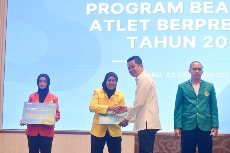 Wakil Menteri Pemuda dan Olahraga (Wamenpora) RI Taufik Hidayat mewakili Menpora Erick Thohir menghadiri Peluncuran Program Beasiswa Atlet Berprestasi 2025 di Auditorium Gedung D Kementerian Pendidikan Tinggi, Sains, dan Teknologi (Kemendiktisaintek), Jalan Jenderal Sudirman, Pintu Satu Senayan, Rabu (22/10) siang. (foto:bagus/kemenpora.go.id)