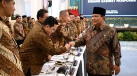Menteri Pemuda dan Olahraga Republik Indonesia (Menpora RI) Erick Thohir bersama Wamenpora Taufik Hidayat menghadiri Sidang Kabinet Paripurna di Istana Kepresidenan Jakarta, Senin (20/10). (foto:BPMI)