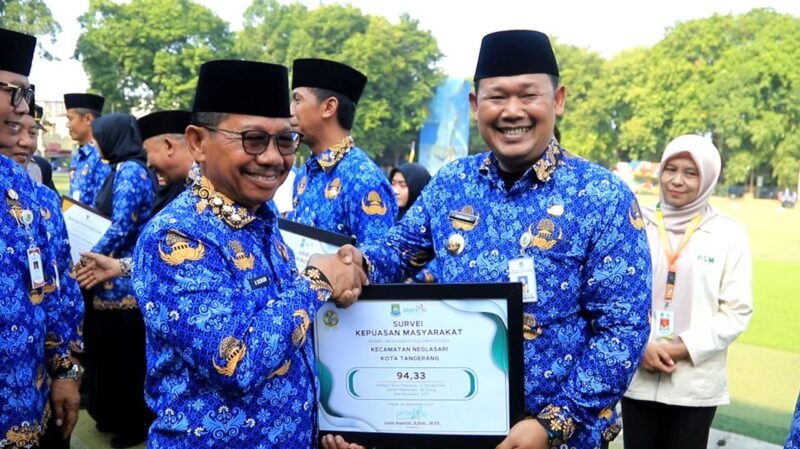 Walikota Tangerang, Sachrudin (Kiri) memberikan penghargaan kepada Camat Neglasari, Andhika Krisyna Murti (kanan). (Foto/pribadi).