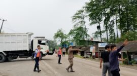Saat penertiban jam operasional mobil tanah (Foto/Husein)