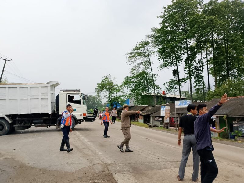 Saat penertiban jam operasional mobil tanah (Foto/Husein)