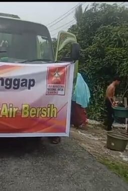 Krisis Air Bersih Pasca Banjir, LMND Salurkan 5 Tangki Air ke Warga Aceh Singkil