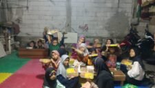 Pembagian nasi Sanggar Silat si Rabin (Doc. Ist)