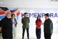 Menpora bersama atlet snowboarding Indonesia (Zazi Betari). (Foto: raiky/kemenpora.go.id)