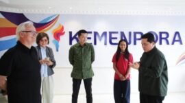 Menpora bersama atlet snowboarding Indonesia (Zazi Betari). (Foto: raiky/kemenpora.go.id)