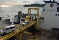 Kendaraan pribadi bersandar di pelabuhan Merak 