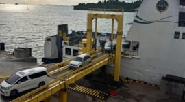 Kendaraan pribadi bersandar di pelabuhan Merak 