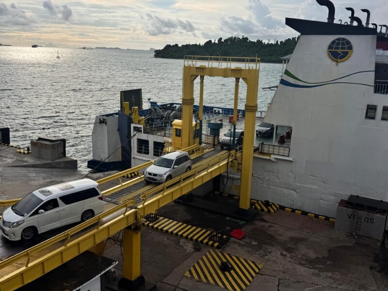 Kendaraan pribadi bersandar di pelabuhan Merak 