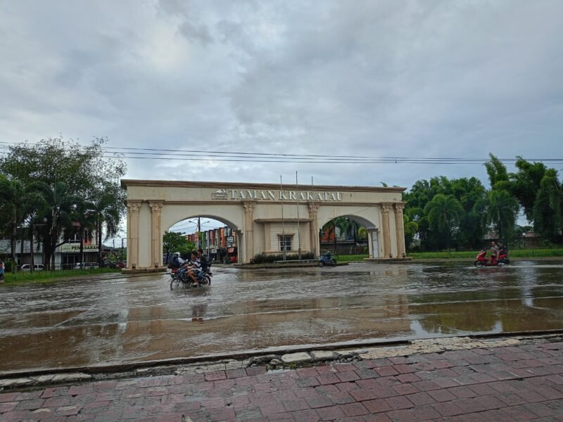 Ruas jalan di sekitar gerbang Taman Krakatau