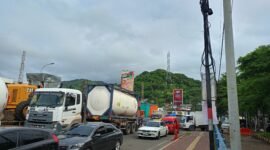 Arus penyeberangan Merak di berlakukan sistem buka tutup dan mengakibatkan macet panjang