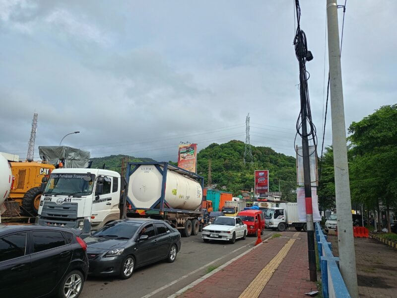 Arus penyeberangan Merak di berlakukan sistem buka tutup dan mengakibatkan macet panjang