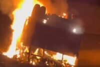 Potongan gambar video pembakarsn mobil logistik (Doc. Istimewa)