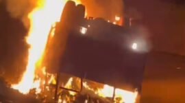 Potongan gambar video pembakarsn mobil logistik (Doc. Istimewa)