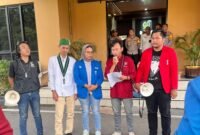Mahasiswa bacakan tuntutan di Pemkot Cilegon 