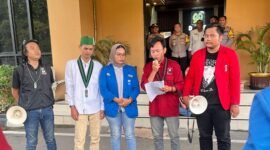 Mahasiswa bacakan tuntutan di Pemkot Cilegon 
