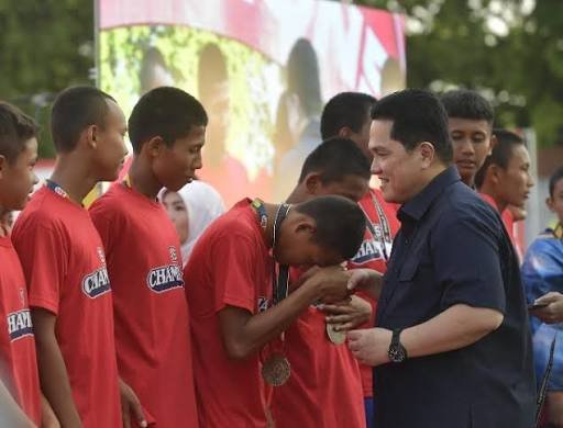 Menteri Pemuda dan Olahraga (Menpora) RI Erick Thohir berpesan kepada para juara Piala Presiden U-12 dan U-15 Tahun 2025 untuk tidak cepat berpuas diri. Jangan sampai keberhasilan yang didapatkan tersebut membuat diri menjadi besar kepala atau sombong.
