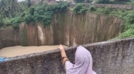 Warga sekitar menunjuk salah satu galian C di mancak