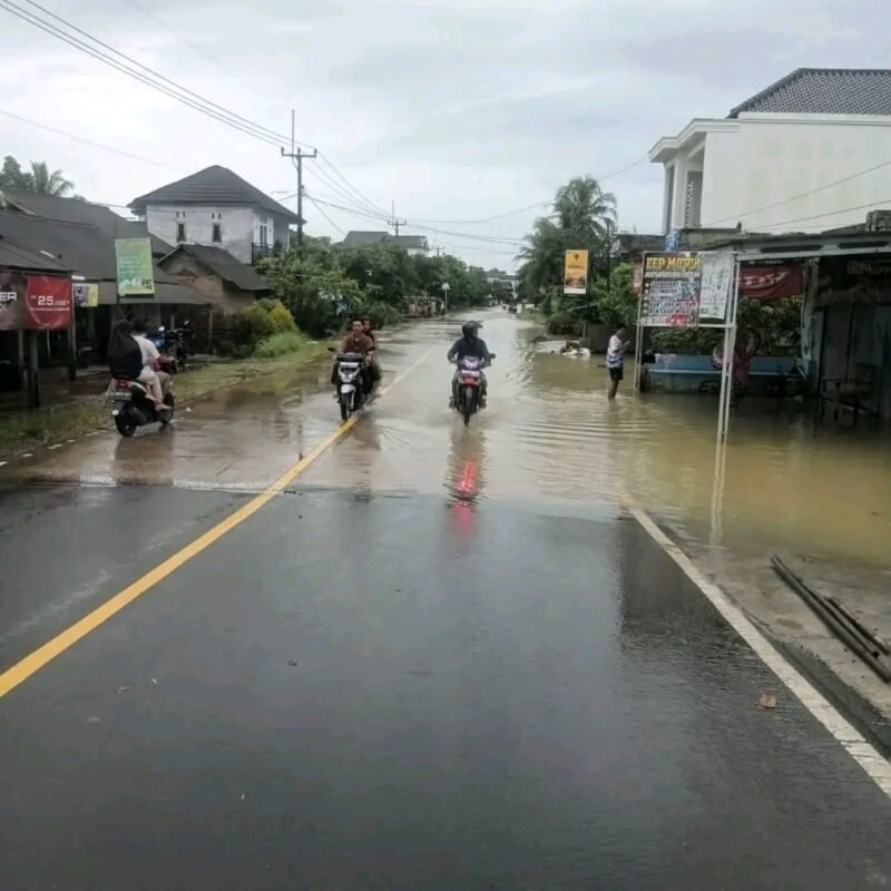 Pengendara tetap melintas dengan ekstra hati-hati